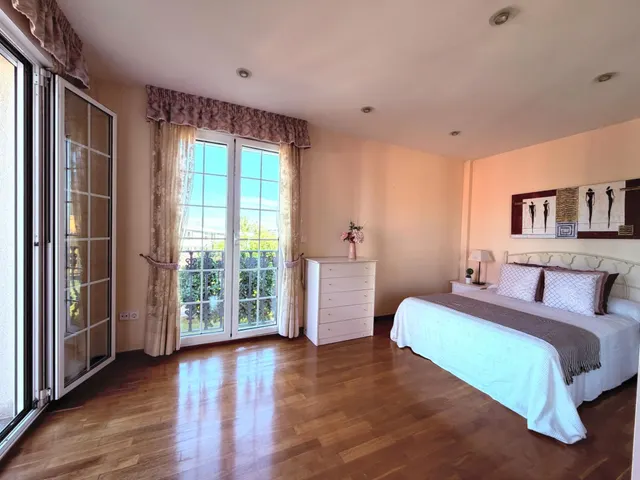 Casa con cuatro dormitorios, terrazas y amplio garaje en Oleiros — 42