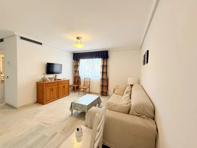 Apartamento con una gran terraza esquinera en  la urbanización Arpón II, en el kilómetro 4 de La Manga del Mar Menor. — 13