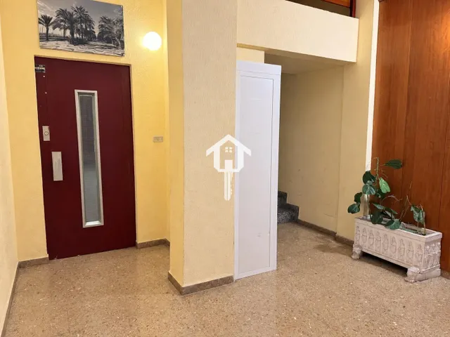 Ático en exclusiva totalmente reformado de 56 m2 con terraza en zona benalúa de Alicante: edificio con ascensor — 47