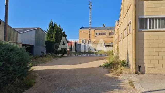 NAVE INDUSTRIAL EN ALQUILER CON AMPLIA PARCELA Y EXCELENTES  - foto 2