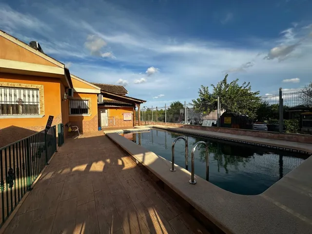 Casa familiar con piscina en Alquerías