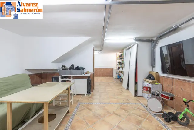 Casa independiente con piscina en La Zubia. — 33
