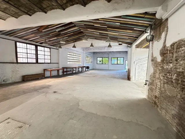Nave en zona urbana con 264 m2 y con jardín de 114 m2 orientado al sur, garaje y gran potencial como estudio profesional. — 34