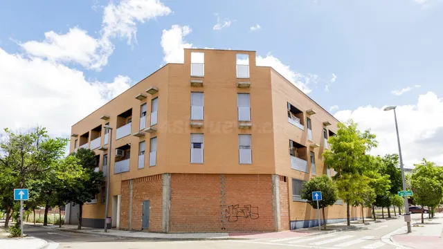 CADRETE: 3 dormitorios, salón, cocina y 2 baños. Garaje y tr