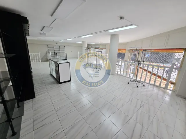 Bajo comercial de gran visibilidad — 9