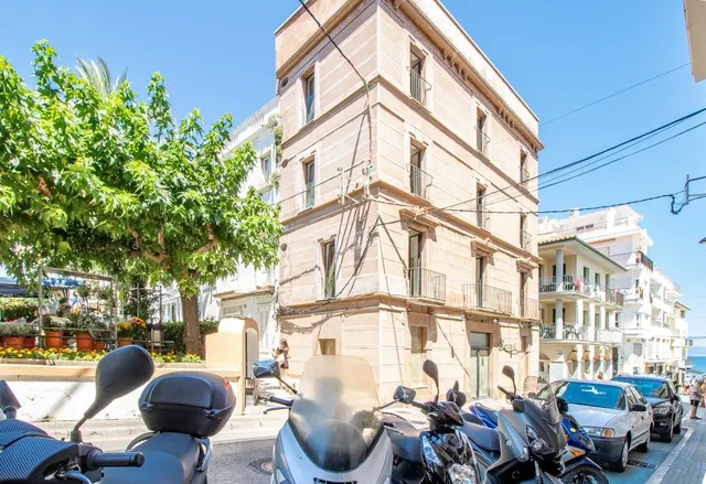 OPORTUNIDAD!! Edificio situado a tan solo 70 metros de la pl - foto 2