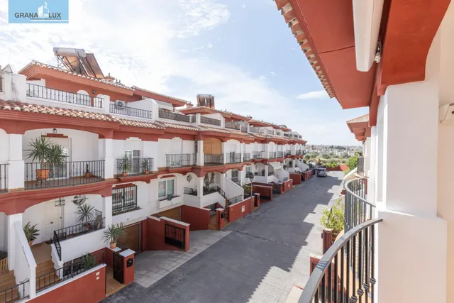 Adosada con 4 dormitorios, amplias terrazas y vistas a Granada y sierra nevada — 28