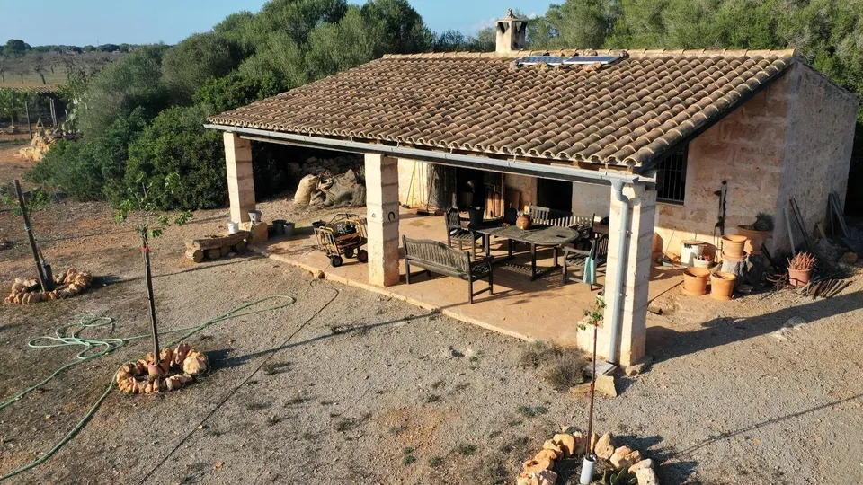 Finca rústica de 35.000 m2 con casa y porche en Llucmajor