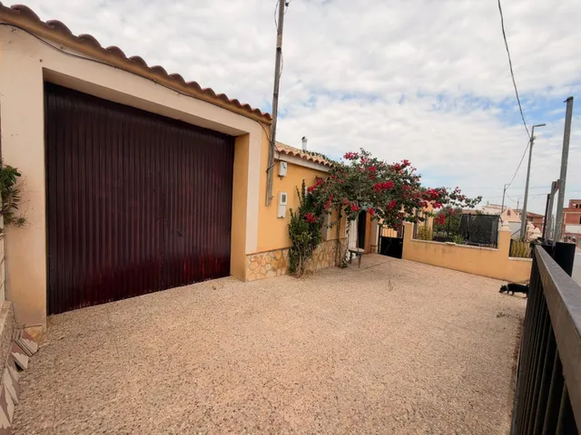 Acogedora casa de planta baja con jardín mediterráneo, patio soleado y gran garaje privado en Las Palas — 11