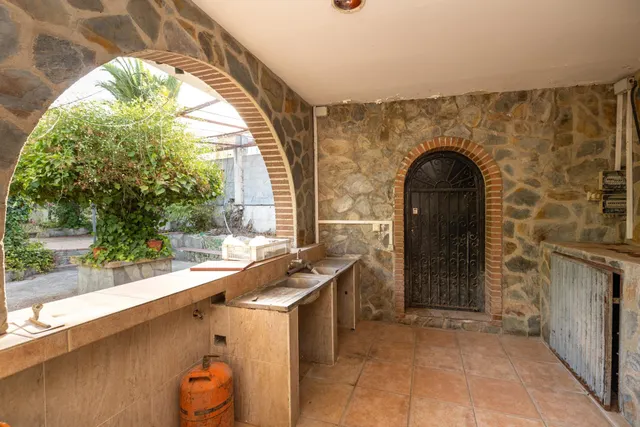 Terreno urbanizable, actualmente hay un restaurante. — 11