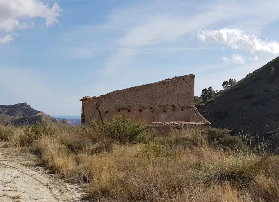 SE VENDE Excelente terreno cerca de jijona y a 30 minutos de Alicante para edificar