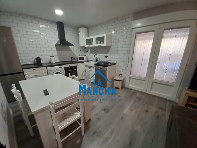 INMOBILIARIA LA MANCHA VENDE CASA BAJA CON TERRAZA Y PISCINA EN MADRIGUERAS ( ALBACETE ). — 26