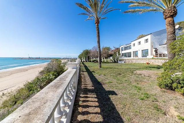 CASA EN PRIMERA LINEA DE MAR — 46