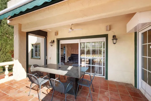 Villa con gran jardín de 1500m2 y piscina de 70m2 a 100m del - foto 5