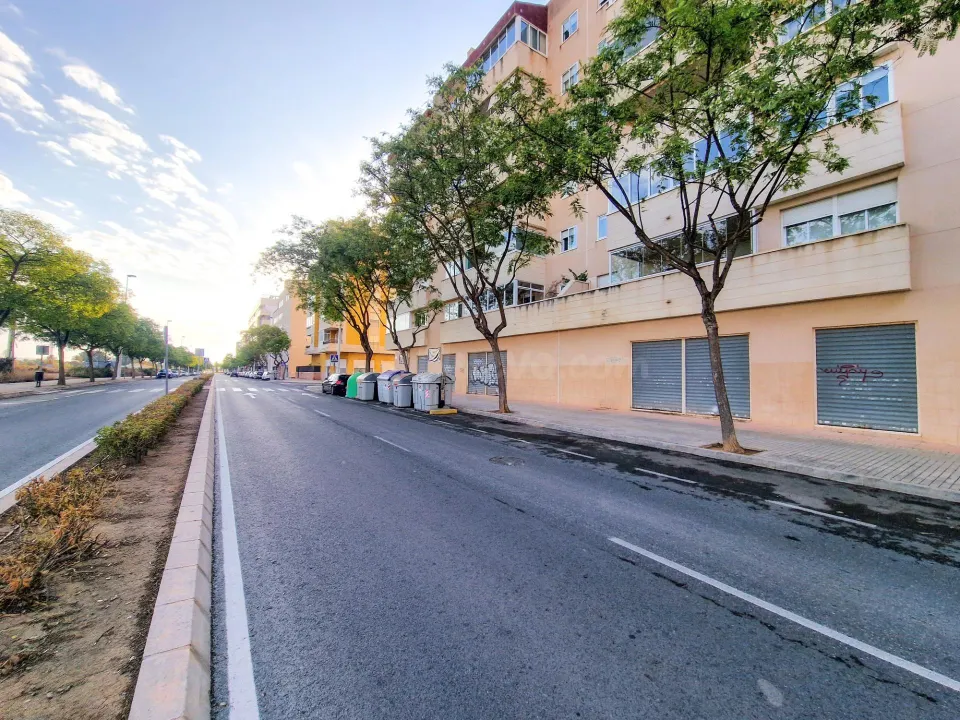 ALQUILER LOCAL COMERCIAL EN LA MEJOR UBICACIÓN DE ALTABIX NUEVO, CON 32m FACHADA Y 9 PERSIANAS A LA CALLE!!!