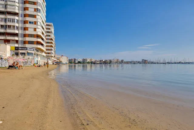 Amplio apartamento (aprox. 90 m2 - 2.ª planta) en primera línea de Playa del Acequión. Gran balcón con vistas al mar (suroeste), piscina comunitaria, cerca del centro, y directamente en la playa. — 34