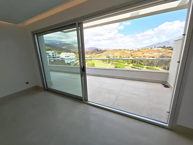 Exclusivo Ático Dúplex en Primera Línea de Golf | 215,51 m2 de Lujo, Vistas Abiertas y Solárium Privado — 24