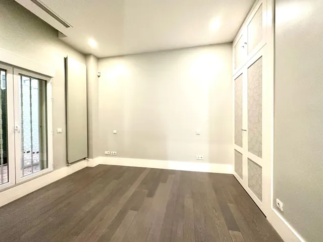 IMPRESIONANTE VIVIENDA EN CLAUDIO CUELLO ESQUINA JORJE JUAN — 33