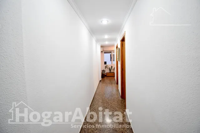 Confort y vistas al mar en este espacioso piso con balcón, gran garaje y trastero junto a la playa — 25