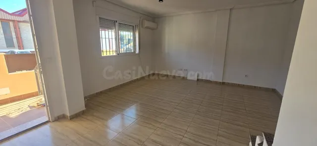 Chalet pareado con piscina privada, 4 dormitorios y amplios espacios exteriores en Nuevo San Javier — 2