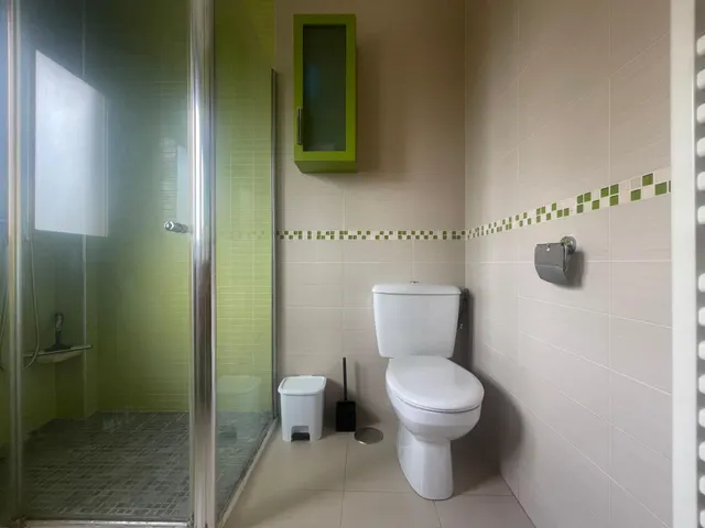 Amplia habitación  en Granada, Ideal para Estudiantes — 22