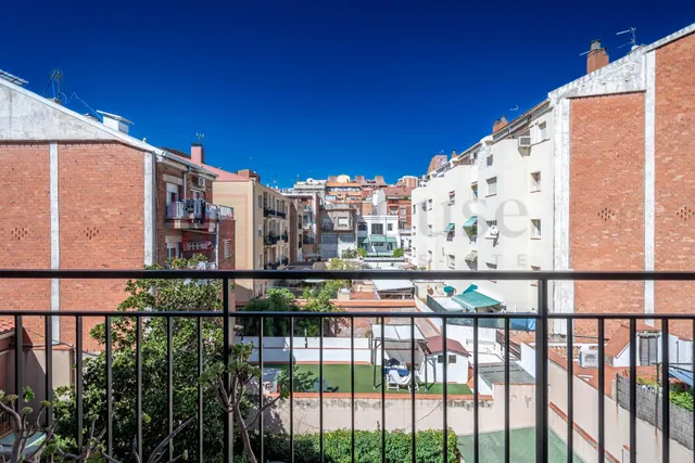ÁTICO A REFORMAR CON BALCON EN LA VILA DE GRACIA — 10