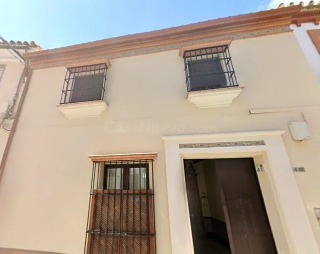 SE VENDE CASA OKUPADA en Calle Marchena Nº 37 Morón de la Fr - foto 3