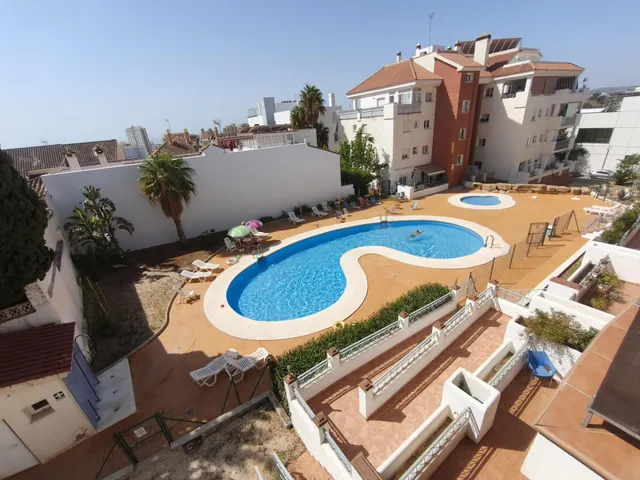 Luminoso piso de 2 dormitorios con amplia terraza y 2 garajes en Los Pacos, Fuengirola — 9