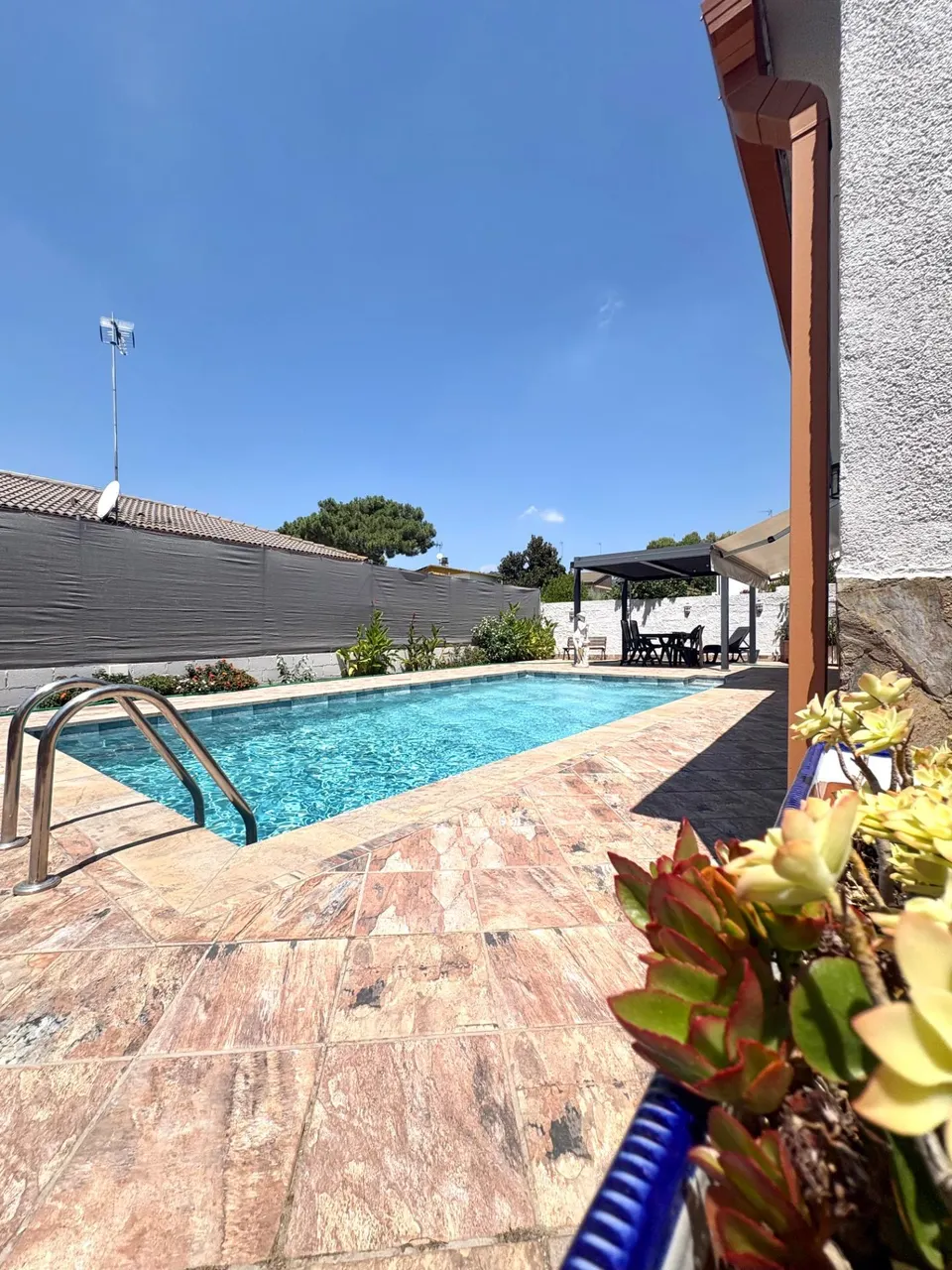 Torre con piscina en parcela llana de 845m2