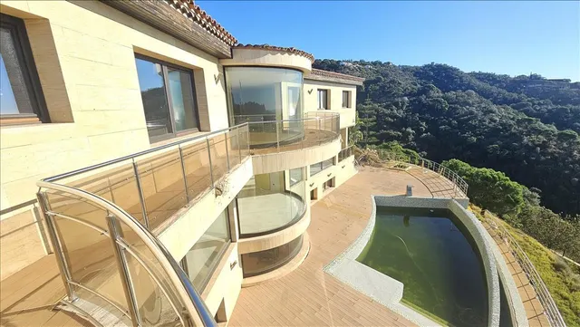 EXCLUSIVA VILA EN MAS NOU (CASTELL-PLATJA D'ARO) - foto 2