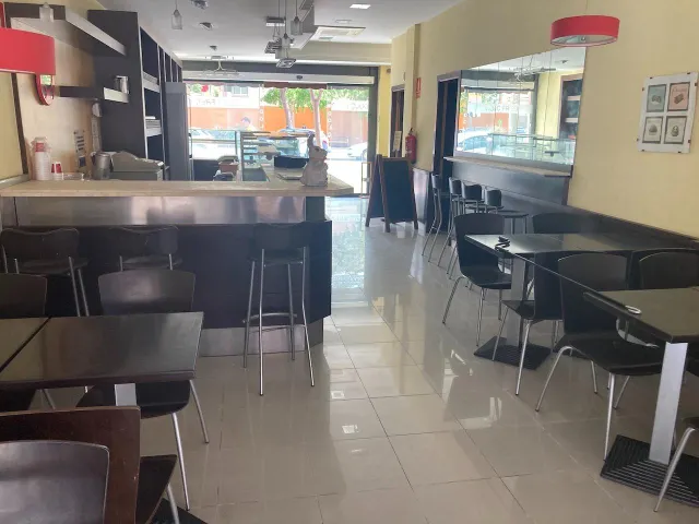 Local montado como cafeteria en buena zona. — 10