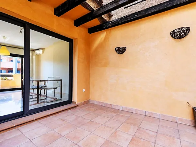 Magnífica y espaciosa casa adosada de 4 plantas (aprox. 176 m2). Varias terrazas y gran zona de piscina comunitaria. Cerca de campos de golf, La Zenia Boulevard, y a poco más de 5 km de las playas. — 39