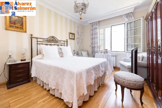 CHALET ADOSADO EN ZONA LA CALETA — 28