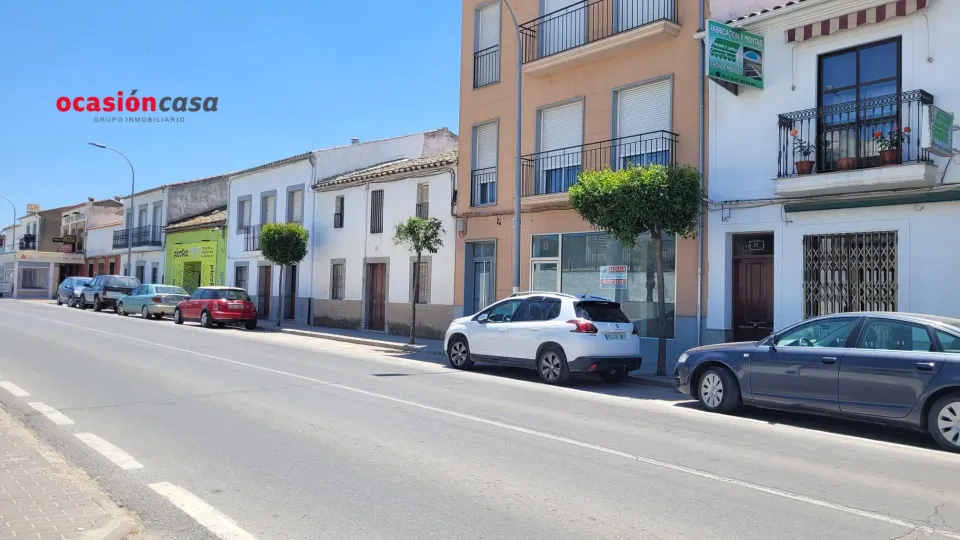 SE  ALQUILA LOCAL COMERCIAL CERCANO A LA PLAZA DE TOROS