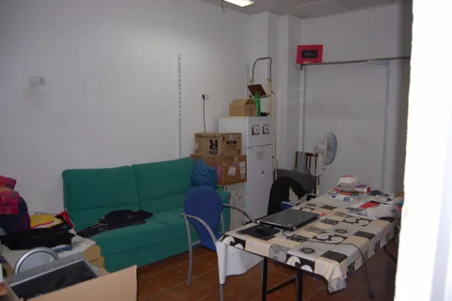 Local acondicionado, de 110 m2, tiene cuatro estancias, tienda, taller, despacho y aseo con ducha. — 7