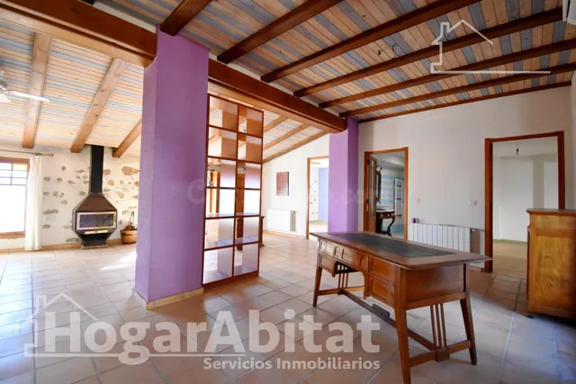 ¡VISTAS DESPEJADAS! ESPACIOSA CASA CON 3 TERRAZAS - foto 4