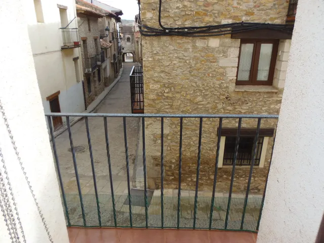 Casa grande haciendo esquina en el centro del pueblo, con patio grande, planta baja, dos alturas — 9