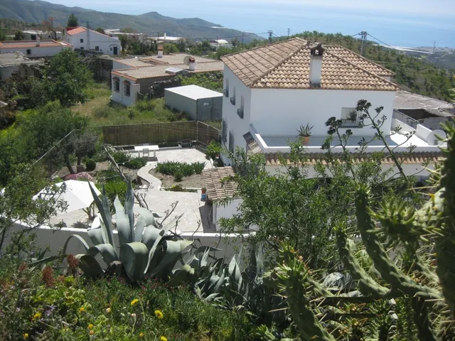 MAGNIFICA CASA CON JARDIN — 3
