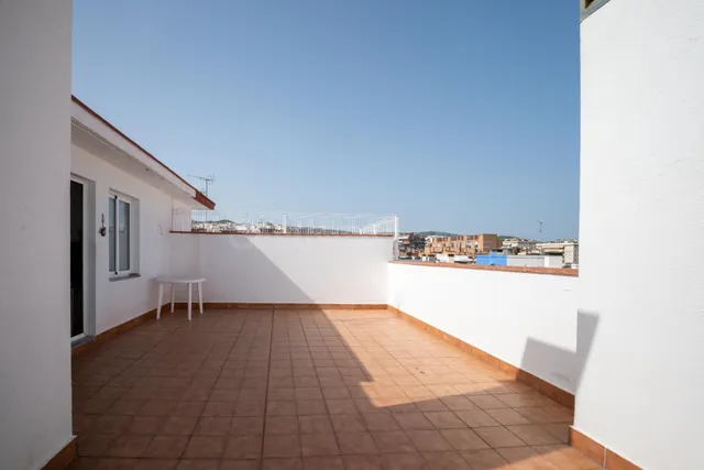 TUS DÍAS AL SOL COMIENZAN AQUÍ: VIVE EN LA MEJOR ZONA DE VÍA