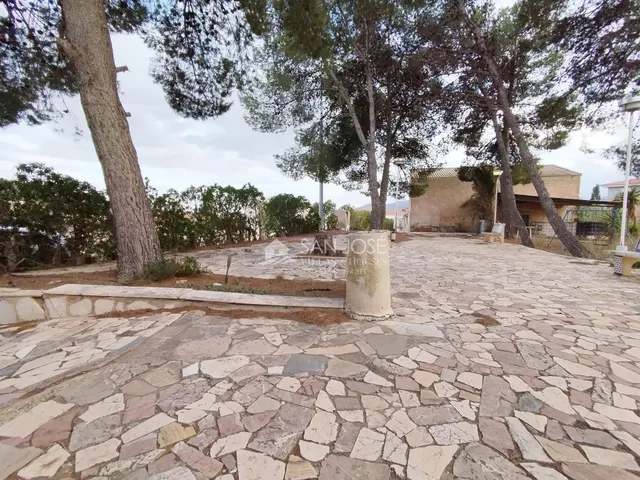 SE VENDE CHALET EN PARCELA URBANA EN LA ROMANA — 28