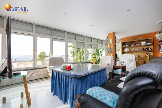 Magnifico chalet independiente en Colinas Bermejas. — 44