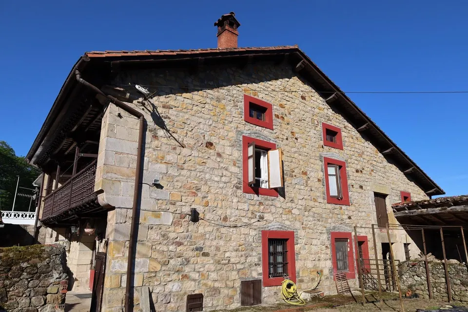 CASA DE PIEDRA CON MÚLTIPLES POSIBILIDADES EN VILLANUEVA DE LA PEÑA