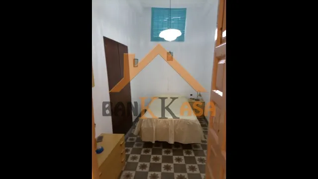 SE VENDE CASA CON LOCAL ABAJO EN FIÑANA ZONA CENTRO — 23