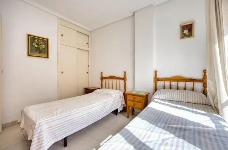 Apartamento de 2 dormitorios a 50 metros del mar en Acequión, Torrevieja — 11