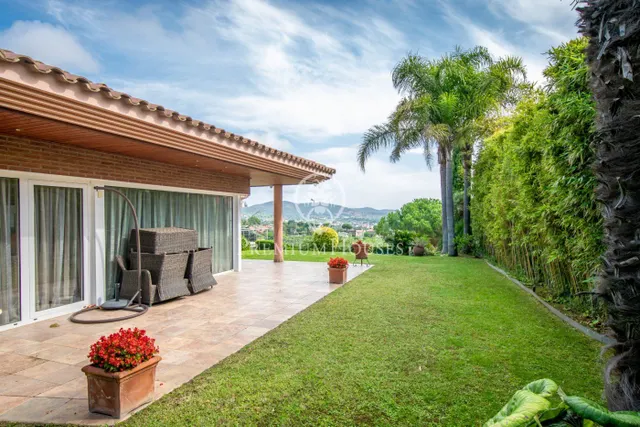 Preciosa casa de lujo en venta con vistas al mar y piscina en Calella — 32