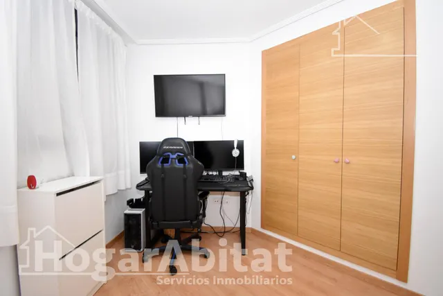 Seminuevo con piscina, garaje, trastero y terraza cerca del mar — 21