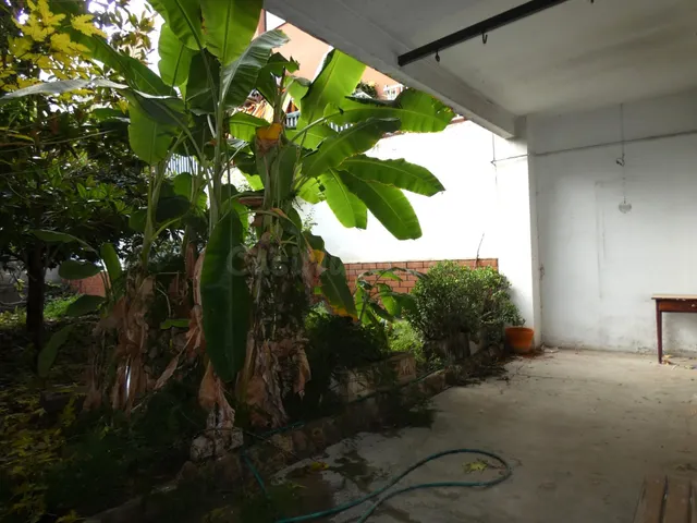 Gran local con jardín y posibilidad de vivienda en Cornellà  - foto 4