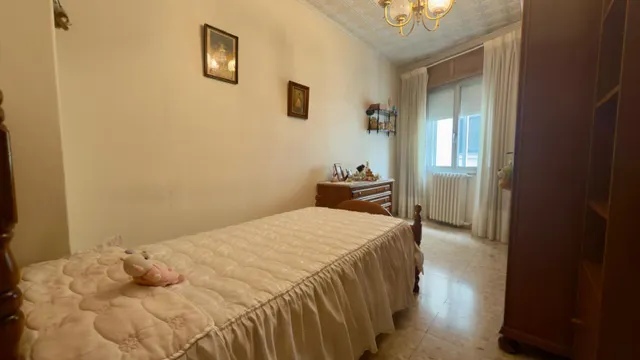 ¡Tu nuevo hogar en este encantador piso en un edificio con carácter del año 1975 y 4 habitaciones! — 18