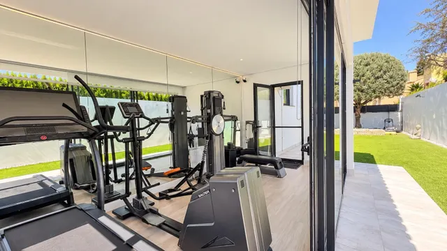 ESPECTACULAR VIVIENDA REFORMADA CON PISCINA, BODEGA, GIMNASIO Y UNA EXCEPCIONAL PRIVACIDAD — 40