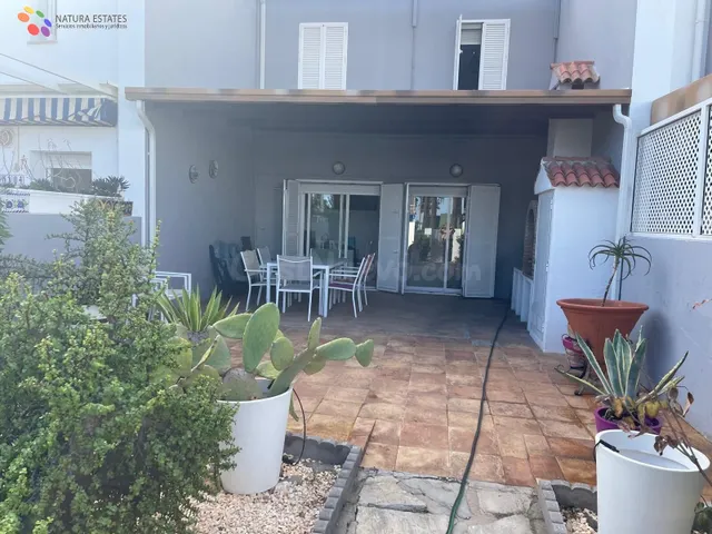 CHALET ADOSADO A 100 MTS DE LA PLAYA: 3 DORMITORIOS Y VISTAS